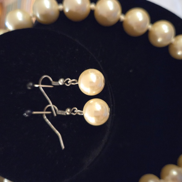 Faux pearl necklace with matching earrings - Picture 2 of 3